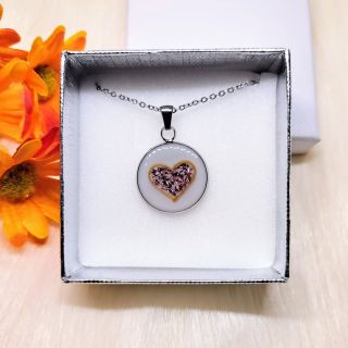 Srdíčko s barevnou fólií uvnitř ❤️ motiv vyjadřující mnoho 🙂 www.vzpominkovesperky.cz #srdce #srdicko #barevne #pribeh...