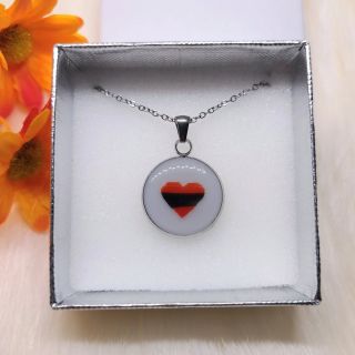 Srdíčko z peříčka 🦜 www.vzpominkovesperky.cz #pericko #vzpominkovesperky #barevne #srdce #srdicko